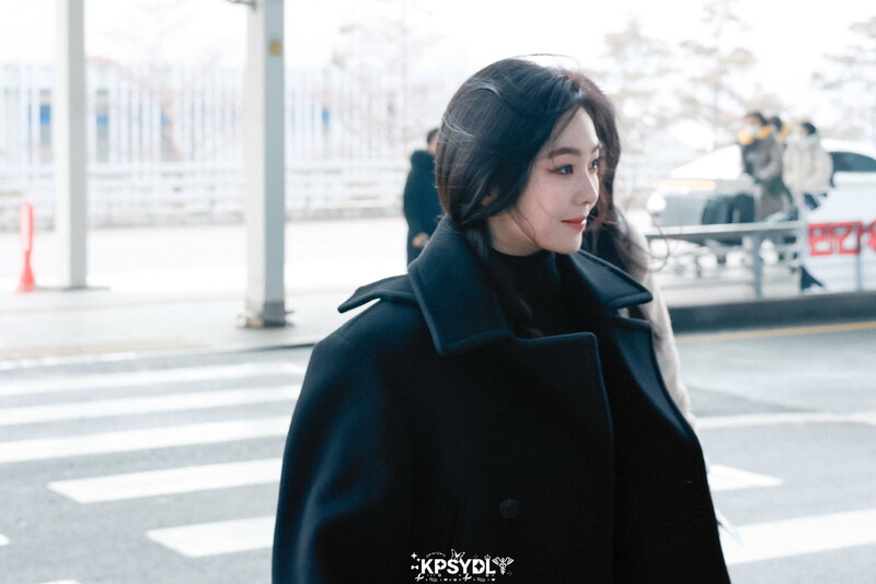 250106 Red Velvet Irene at Inceon Airport documents 13