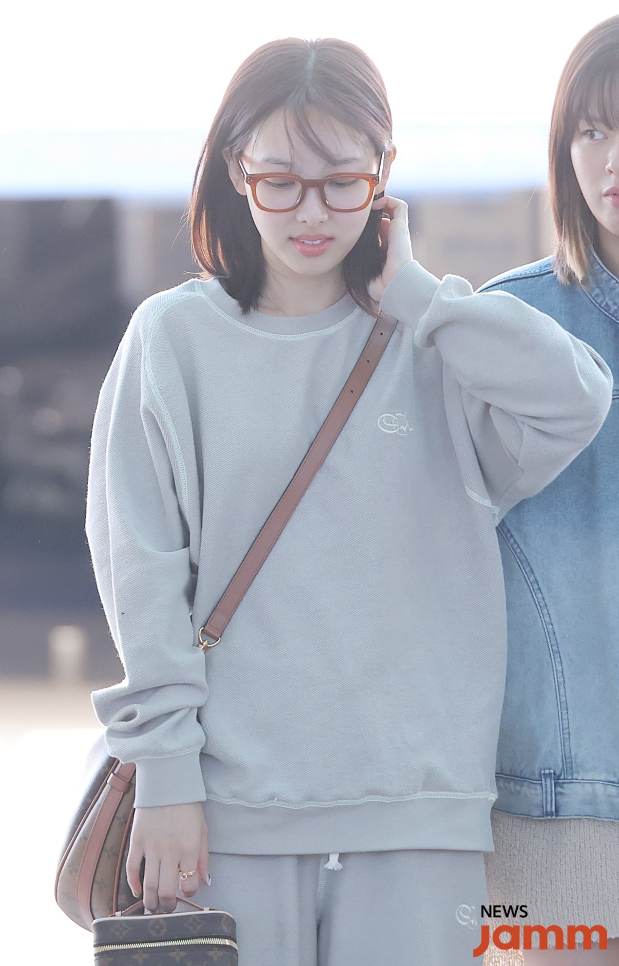 230901-TWICE-Nayeon-at-Incheon-International-Airport-documents-1(1).jpeg