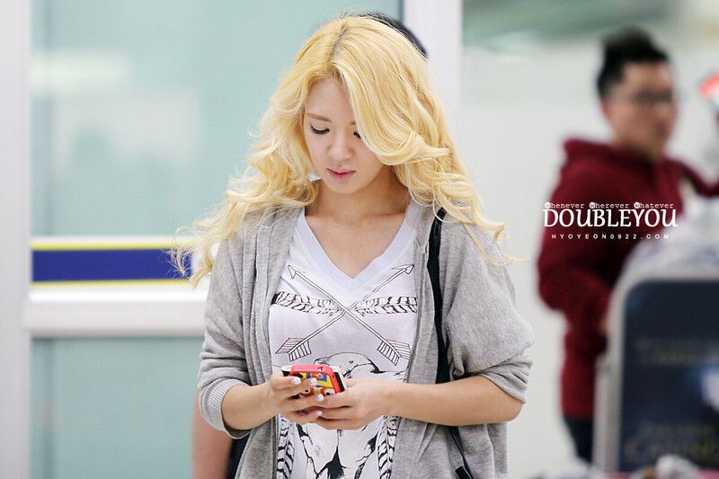 121003 Girls' Generation Hyoyeon at Gimpo Airport documents 1