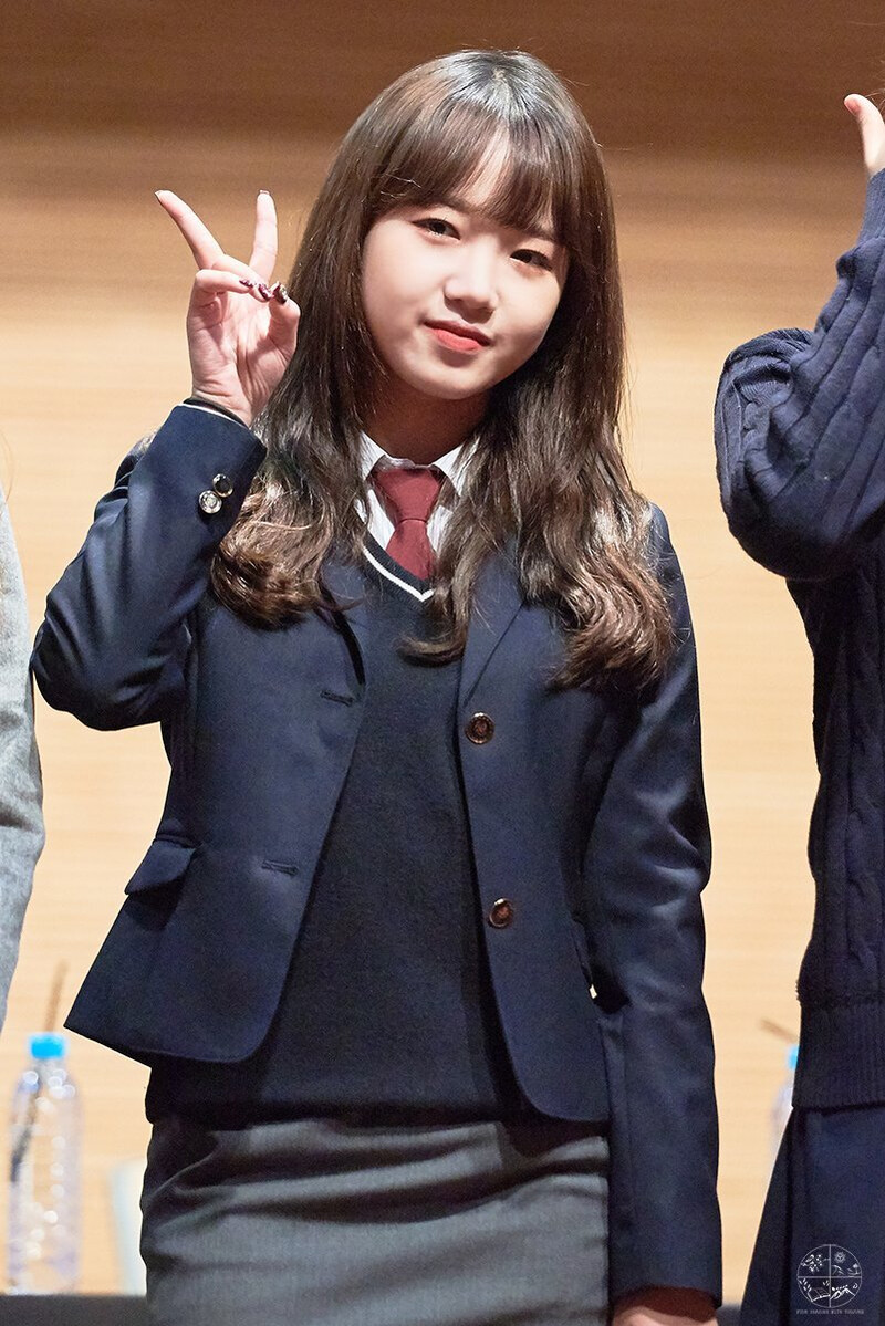 180519 Weki Meki Yoojung at 'Lucky' Gangbyeon Fansign documents 2