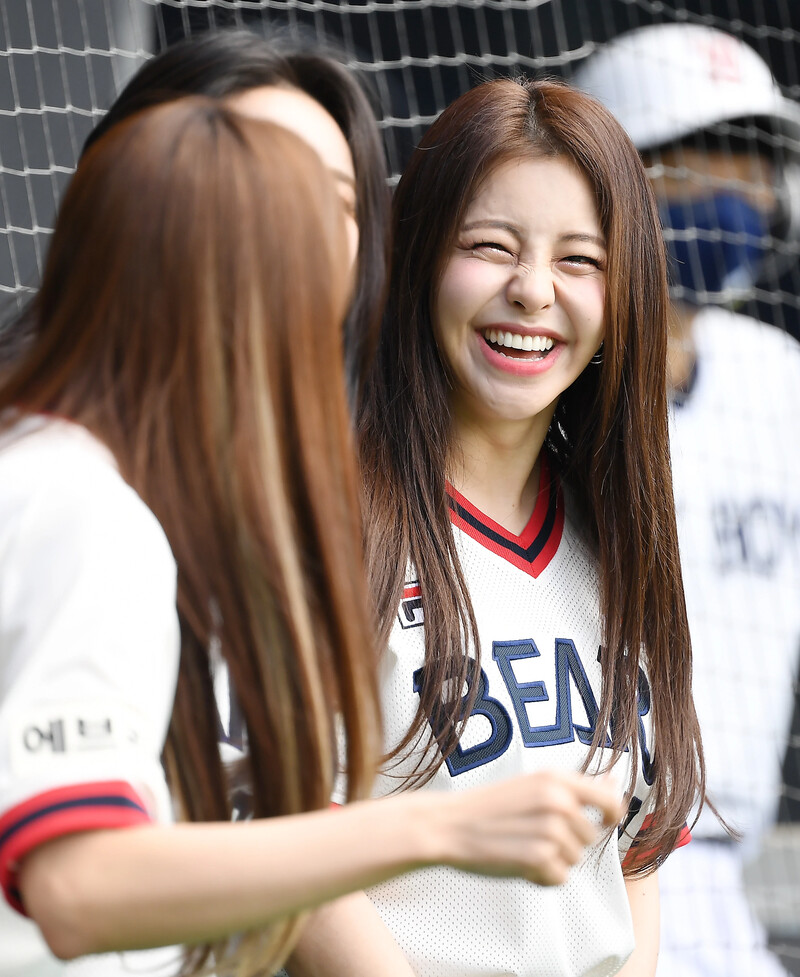 210404 Brave Girls Yujeong - First pitch for Doosan Bears documents 4