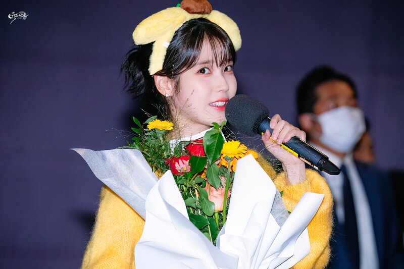 231013 IU - 'The Golden Hour' Movie Stage Greeting documents 22