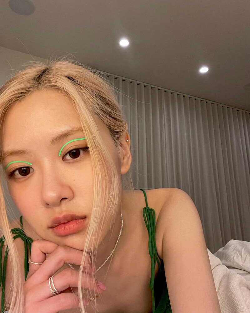 210722 - ROSÉ Instagram Update documents 1