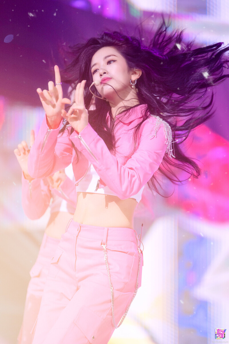 220424 IVE Yujin - ‘LOVE DIVE’ at Inkigayo documents 1