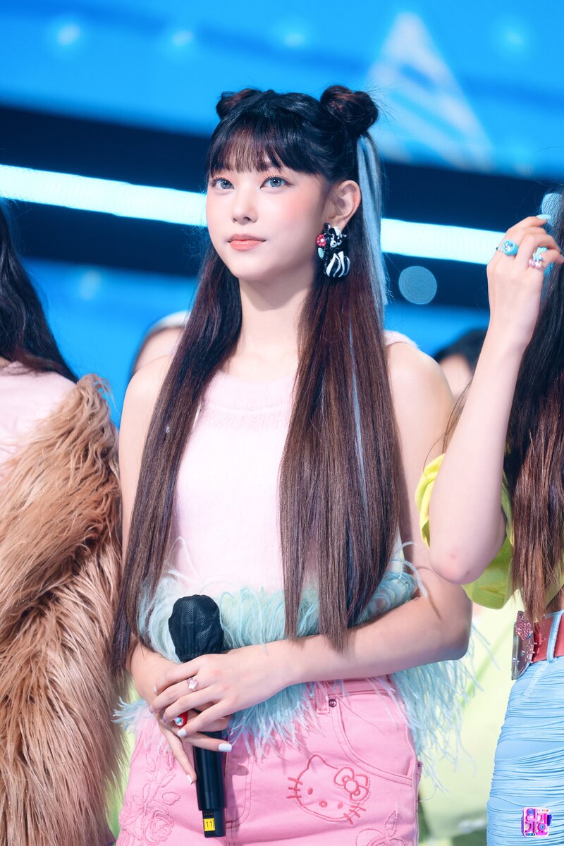 220821 NewJeans Haerin - 'Attention' at Inkigayo documents 1