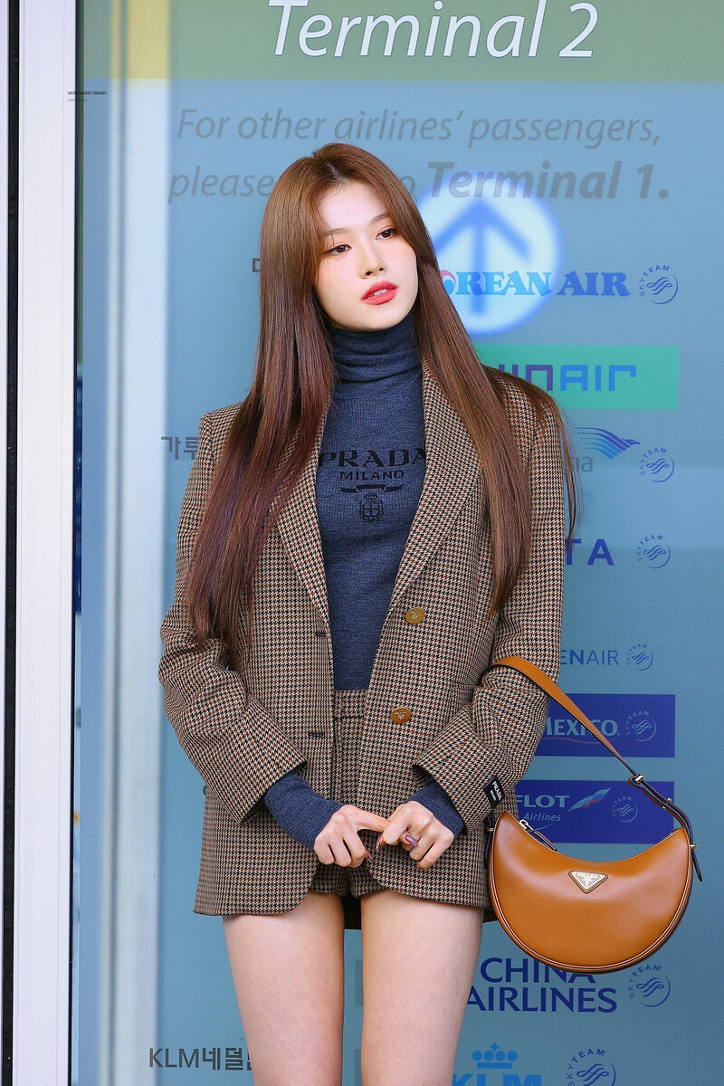 230919 TWICE Sana at Incheon International Airport documents 11