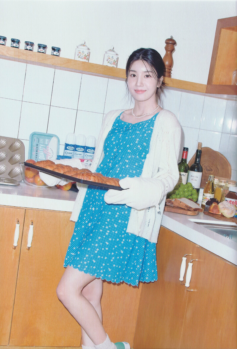 Kwon Eunbi 2022 Season's Greetings (Scans) documents 1