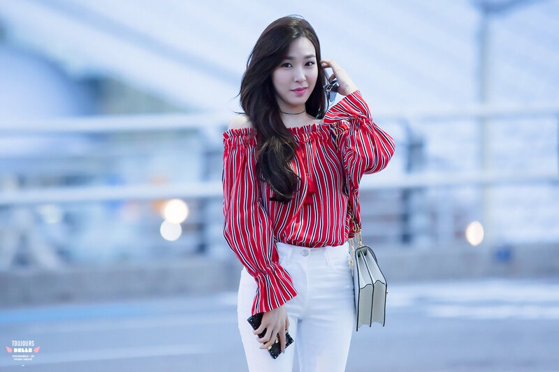 170421 Girls' Generation Tiffany at Incheon Airport documents 7