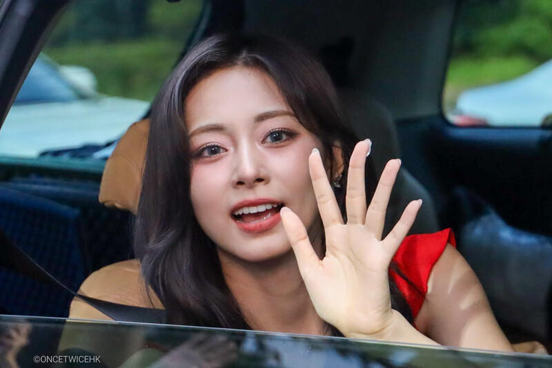 240914 TWICE Tzuyu - 'Run Away' Fansign & Commute documents 8