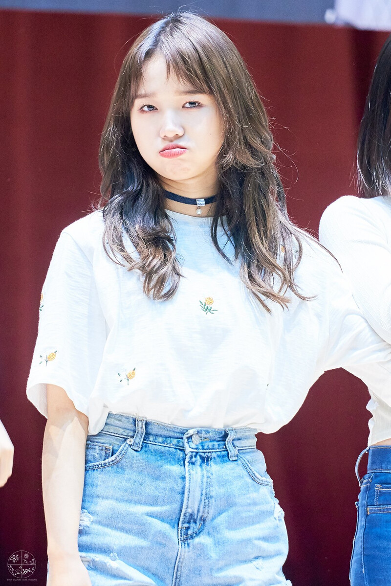 180429 Weki Meki Yoojung at Hongdae 'Lucky' Fansign documents 2