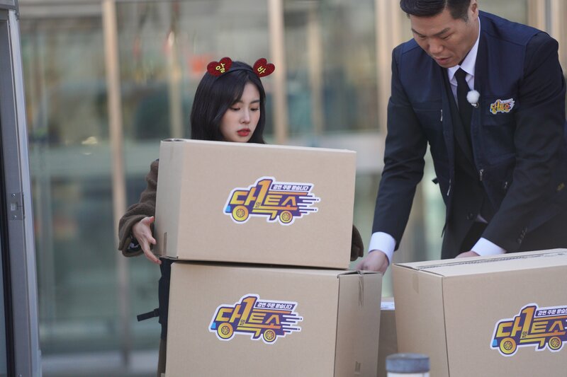 220326 8D Naver Post - Kang Hyewon - 'Accepting Lecture Orders - Same Day Special Delivery' Behind documents 4