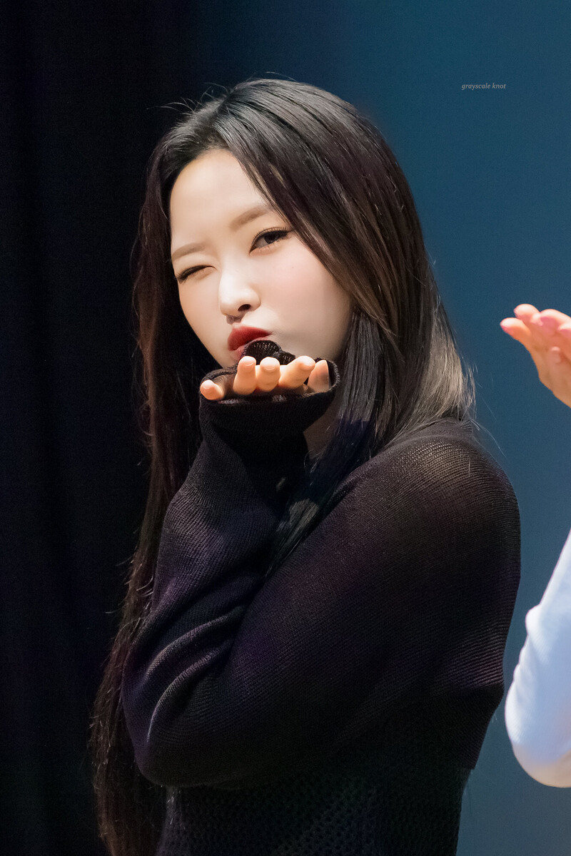 220702 LOONA Olivia Hye documents 6