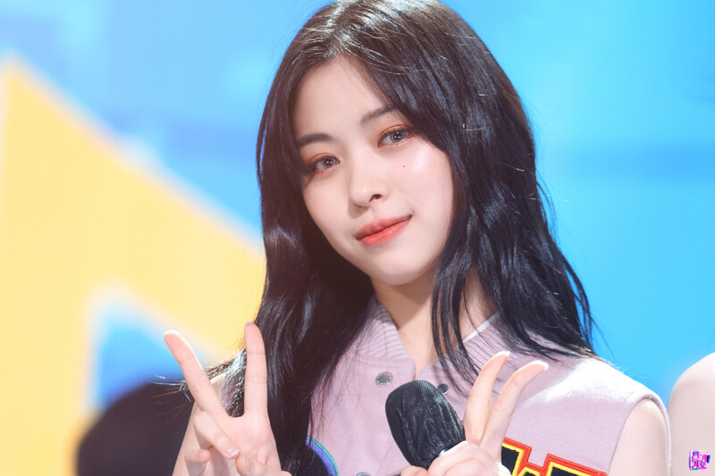 220724 ITZY Ryujin - 'SNEAKERS' at Inkigayo documents 1