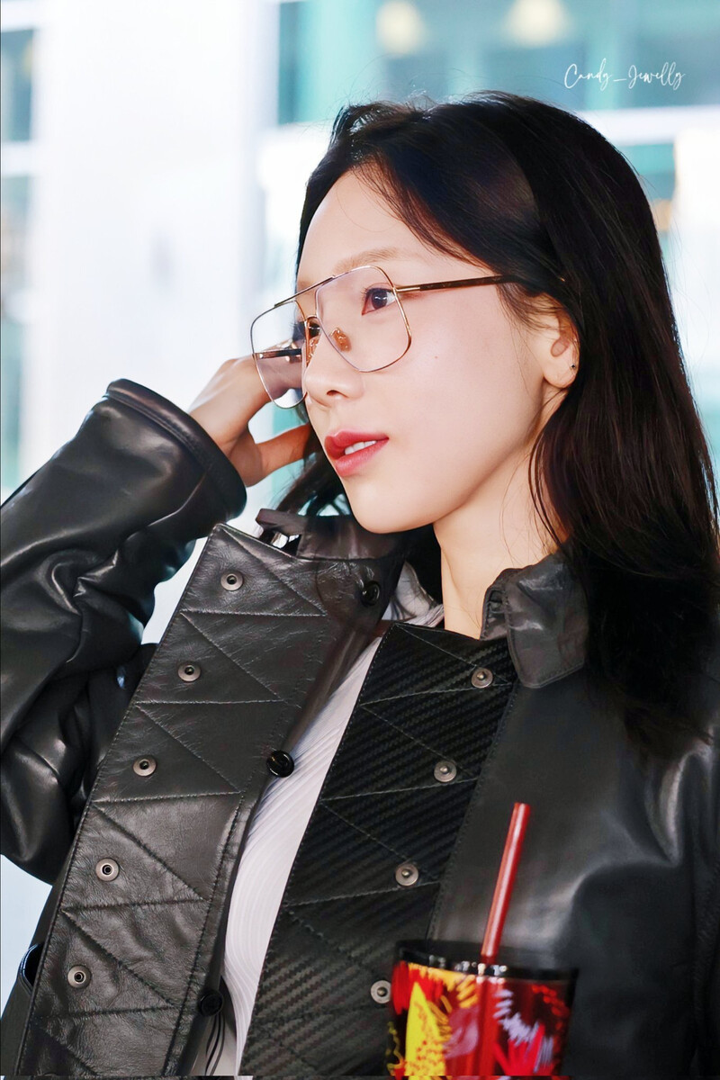 231004 Taeyeon - Incheon International Airport documents 25