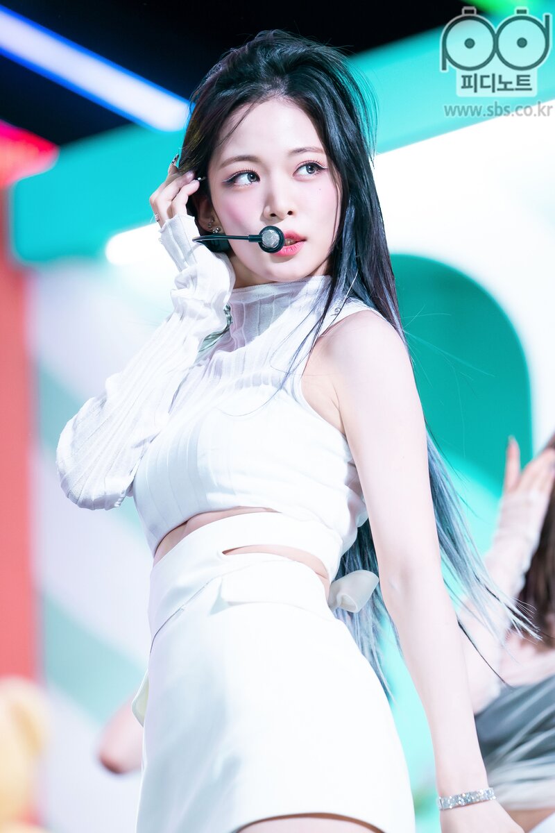 210905 fromis_9 - 'Talk & Talk' at Inkigayo documents 6