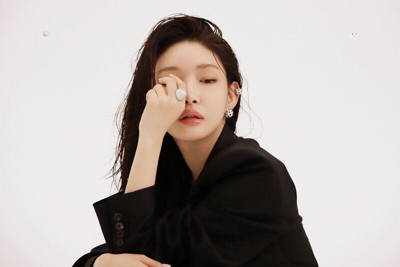 210907 MNH Naver Post - Chungha's Vogue Photoshoot Behind documents 10