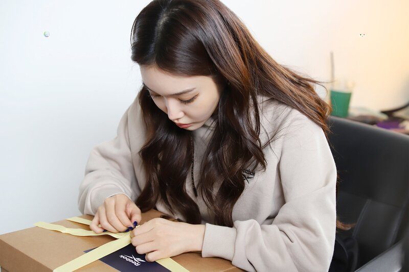 211110 MNH Naver Post - Chungha's Reebok FW Commercial Shoot Behind documents 10