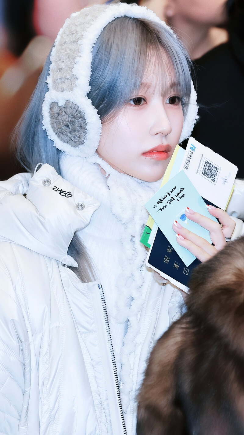 241226 TWICE Mina at Gimpo International Airport documents 9