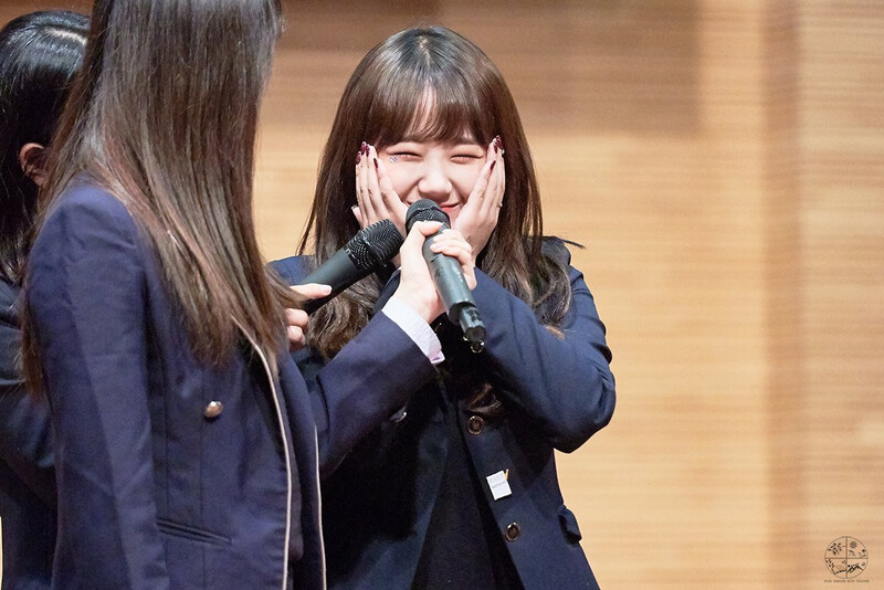 180519 Weki Meki Yoojung at 'Lucky' Gangbyeon Fansign documents 1