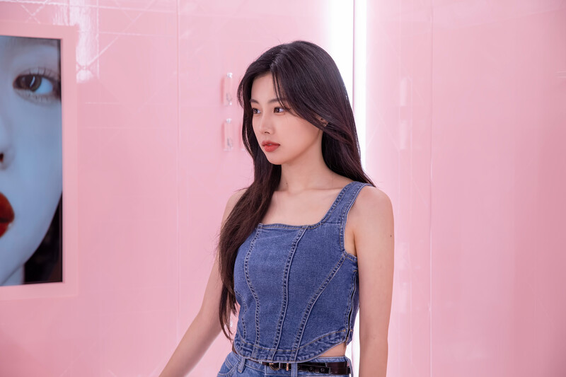 220409 8D Naver Post - Kang Hyewon & Kim Minju - Dior Addict Pop-up Store documents 7