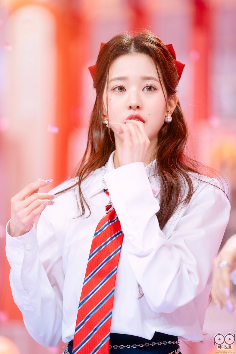 220410 IVE Wonyoung - 'LOVE DIVE' at Inkigayo documents 5