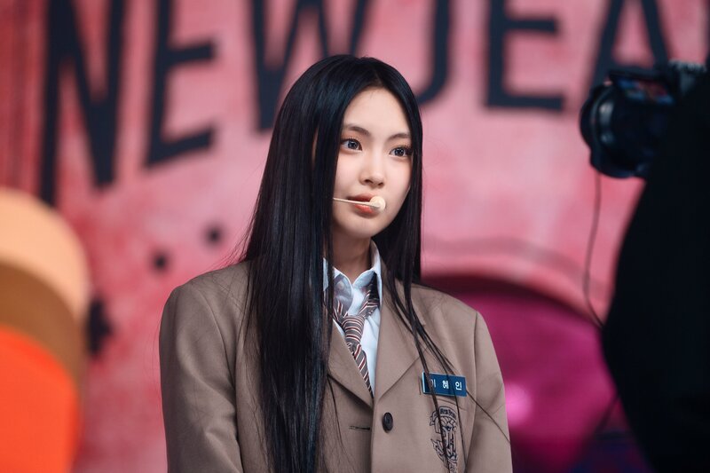 230115 NewJeans Hyein 'Ditto' at Inkigayo documents 7