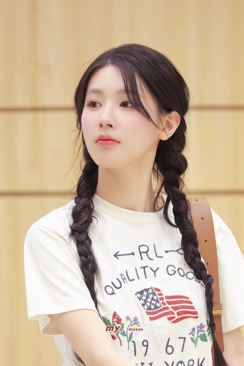 240629 (G)I-DLE Miyeon at Gimpo International Airport documents 4