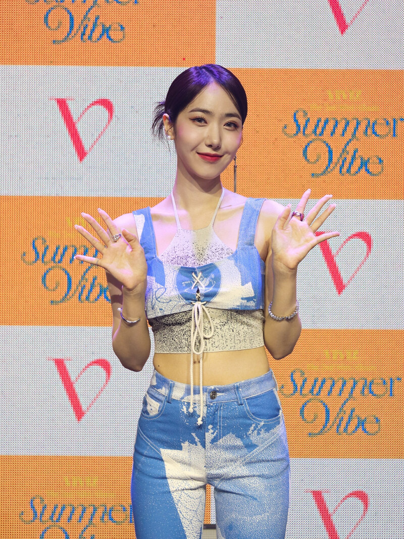 220706 VIVIZ Sinb - 2nd Mini Album 'Summer Vibe' Press Showcase documents 1