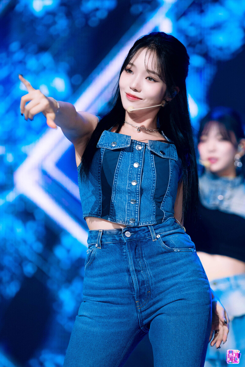 230618 fromis_9 Jisun - '#menow' at Inkigayo documents 3