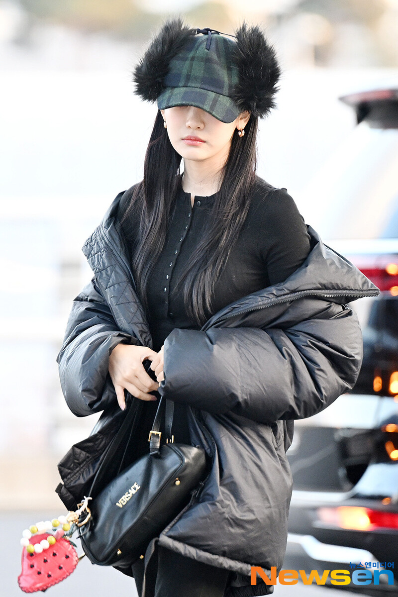 250103 aespa Ningning at Incheon Airport documents 2