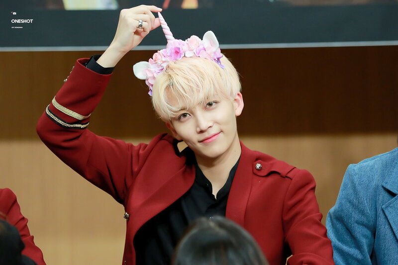 171117 SEVENTEEN at Yeongdeungpo Fansign - Jeonghan documents 2