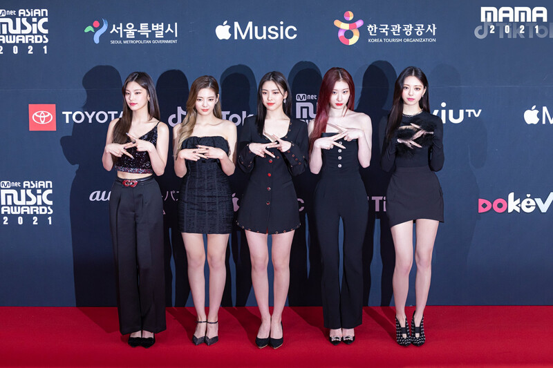 211217 Mnet Twitter Update - ITZY - 2021 MAMA Red Carpet Behind documents 2