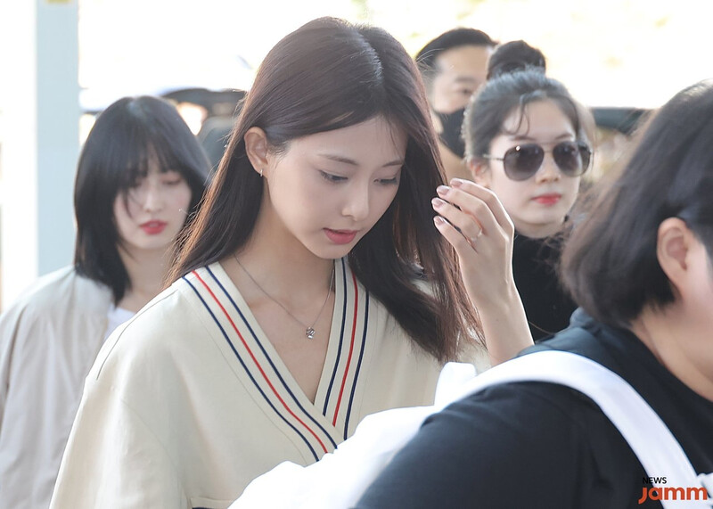 230901 TWICE Tzuyu at Incheon International Airport documents 3