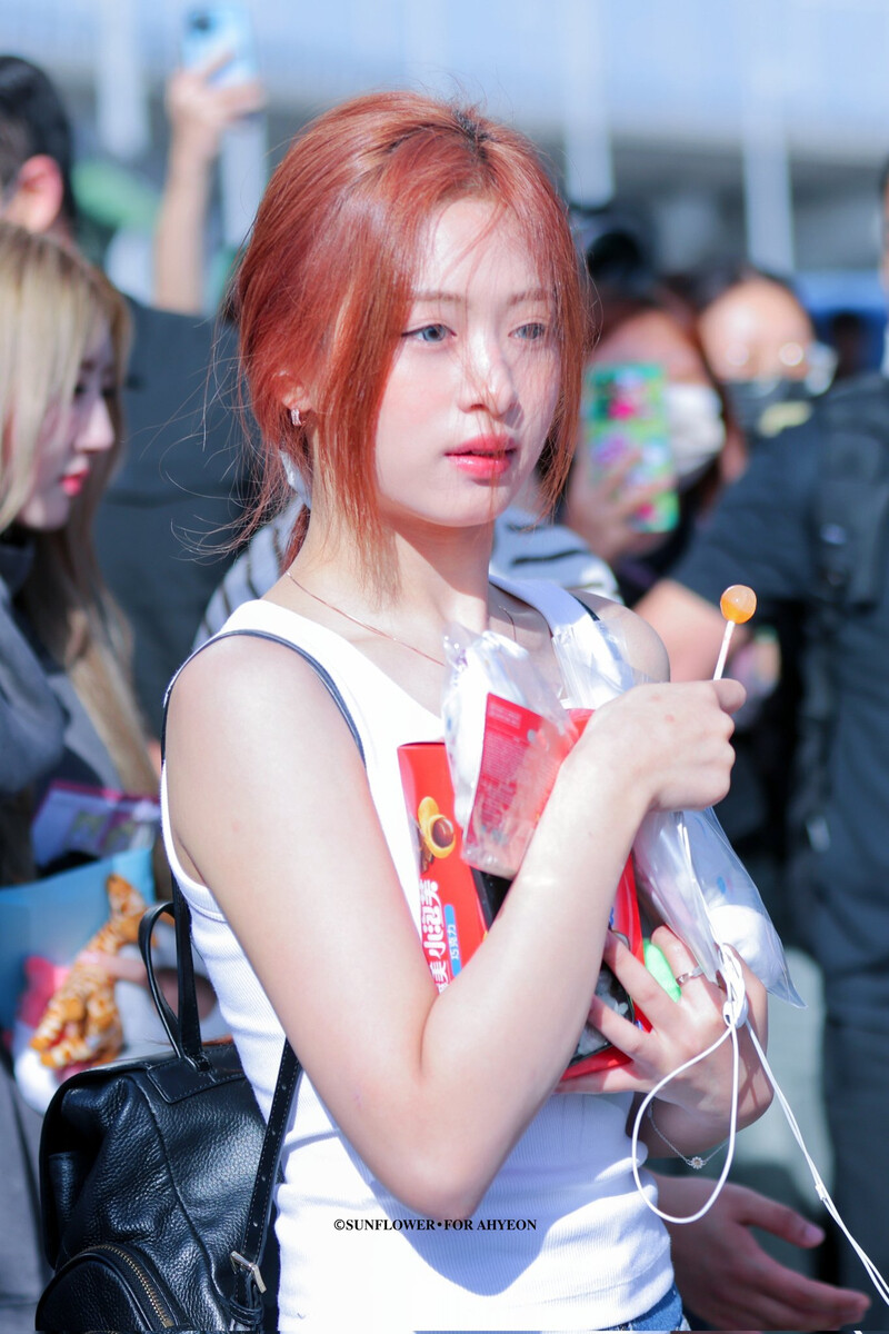 240624 BABYMONSTER Ahyeon at Incheon International Airport documents 5