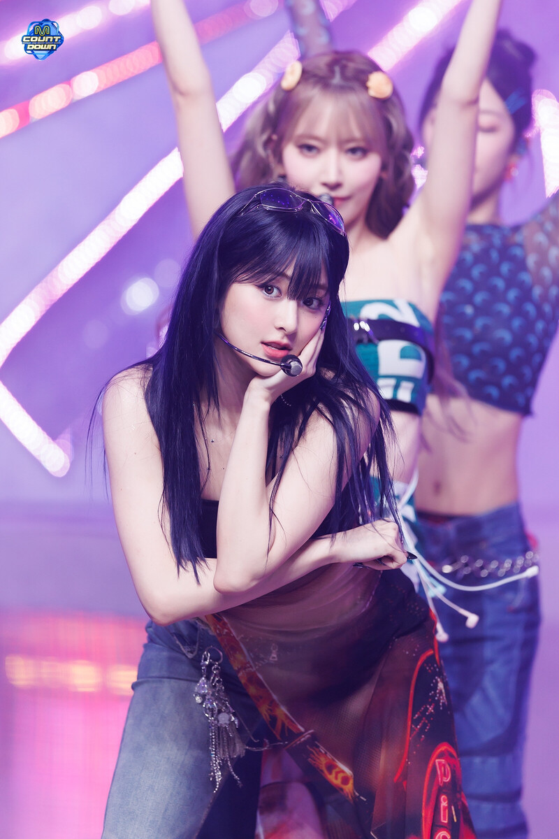 240905 LE SSERAFIM Yunjin - 'CRAZY' + '1-800-hot-n-fun' at M COUNTDOWN documents 7