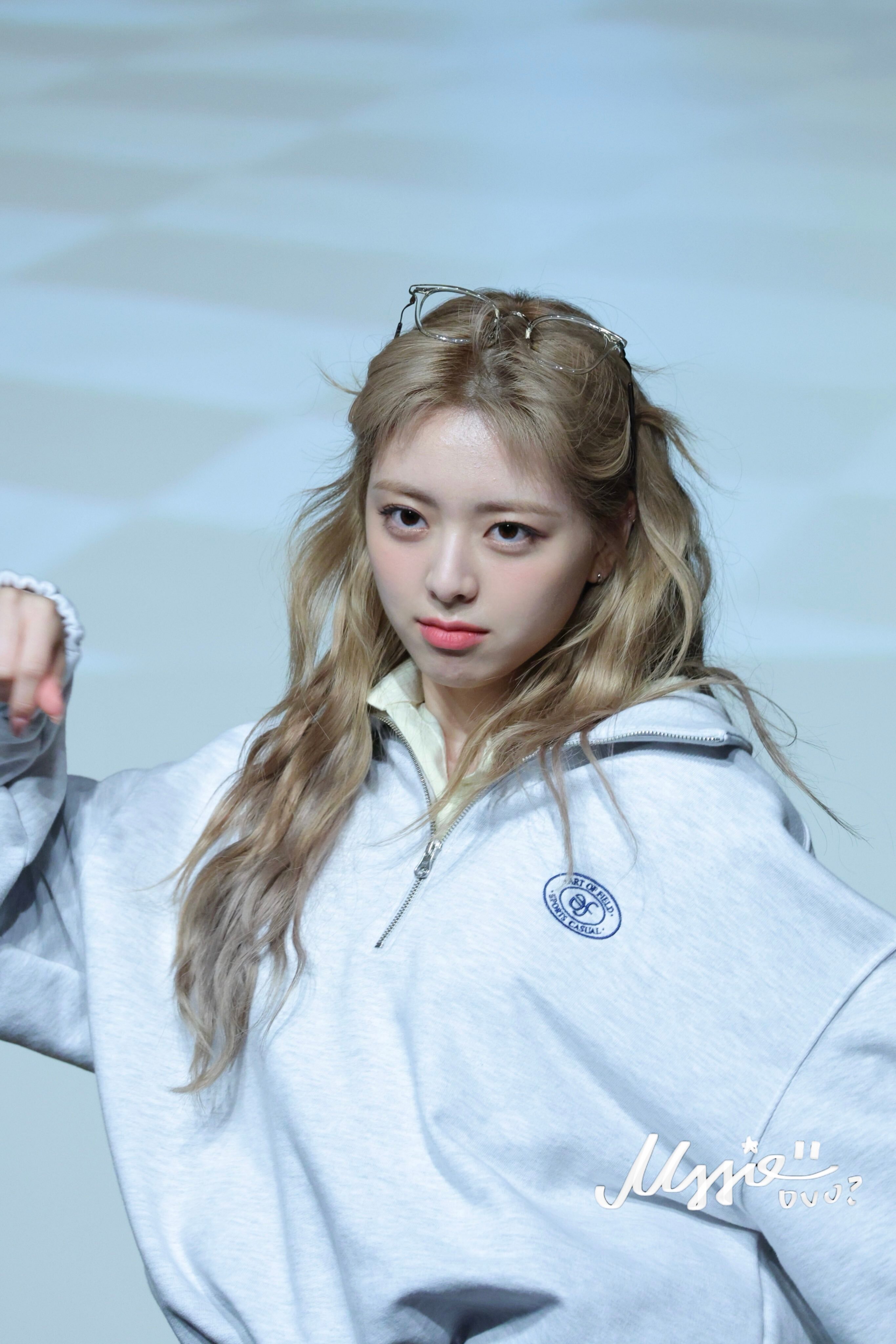 220830 ITZY Yuna | kpopping