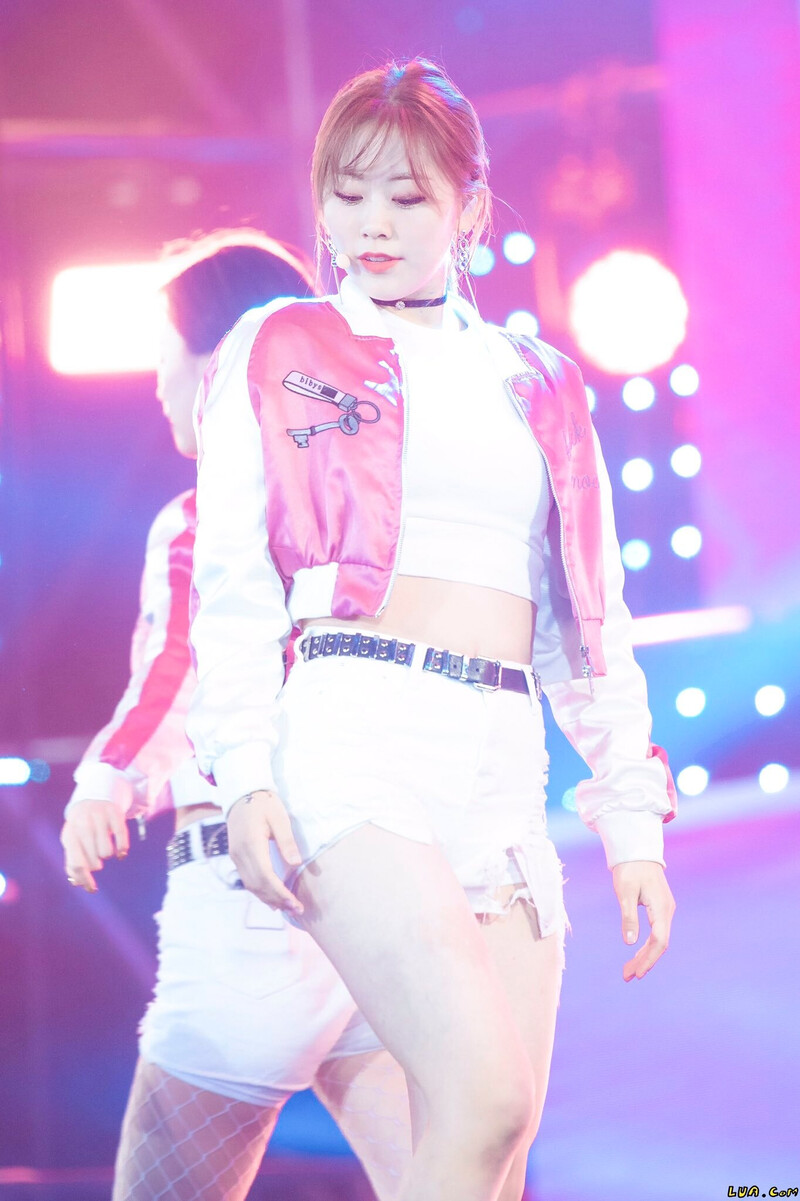 181123 Weki Meki Lua at MBN Hero Concert documents 1