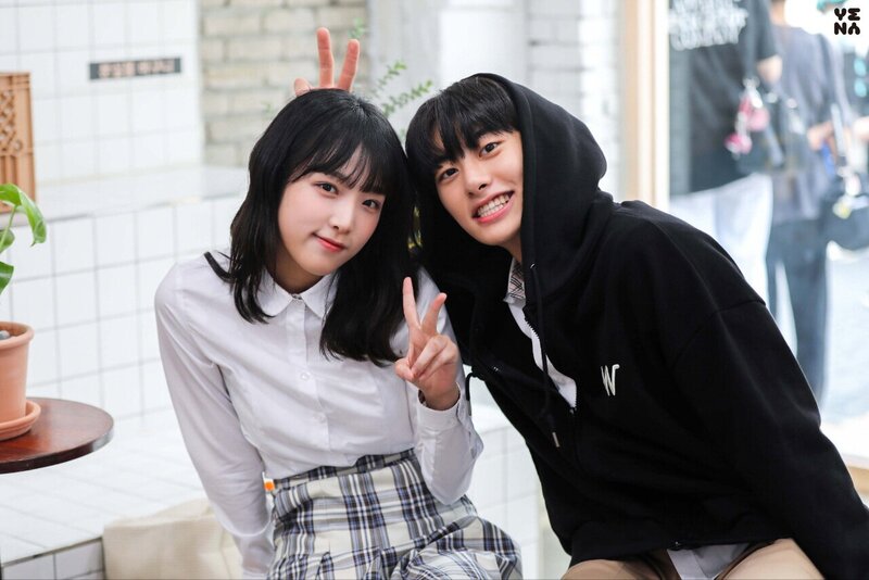220217 Yuehua Naver Post - Yena with Jihan - World of My 17 S2 Behind documents 10