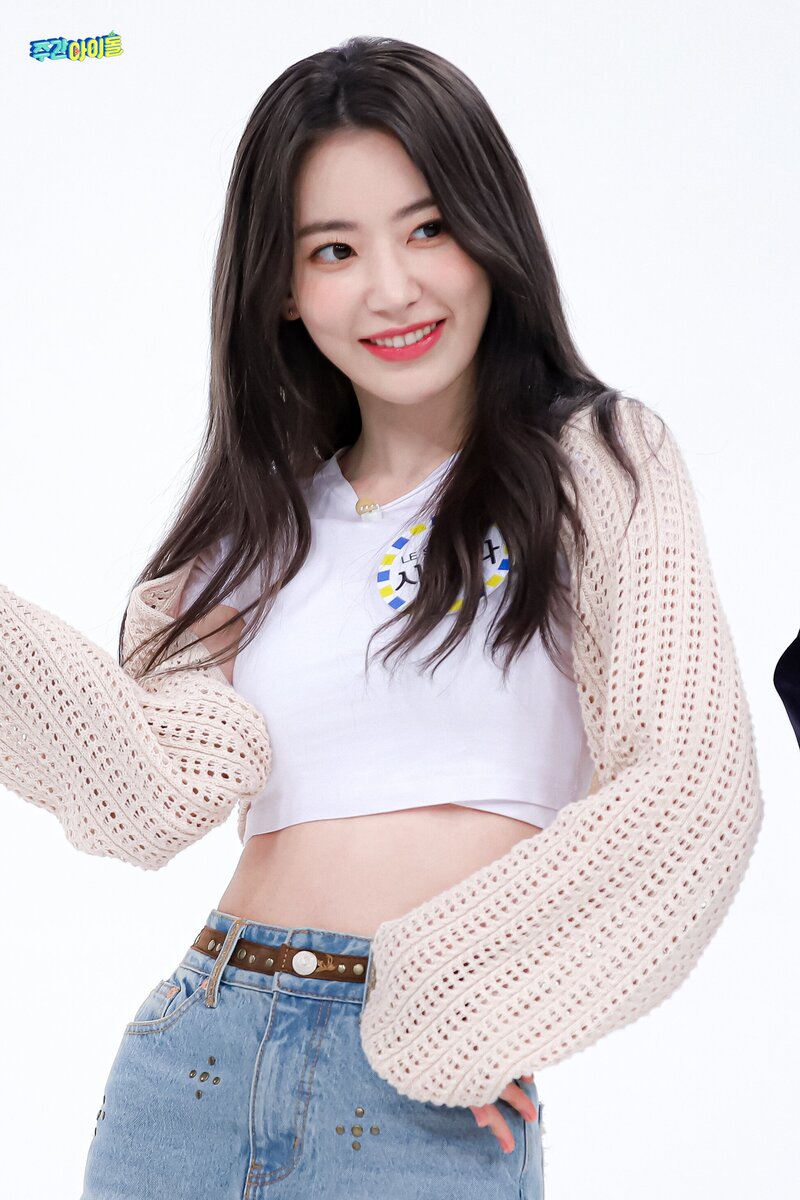 220510 MBC Naver Update - LE SSERAFIM's Sakura at Weekly Idol Ep. 561 documents 1