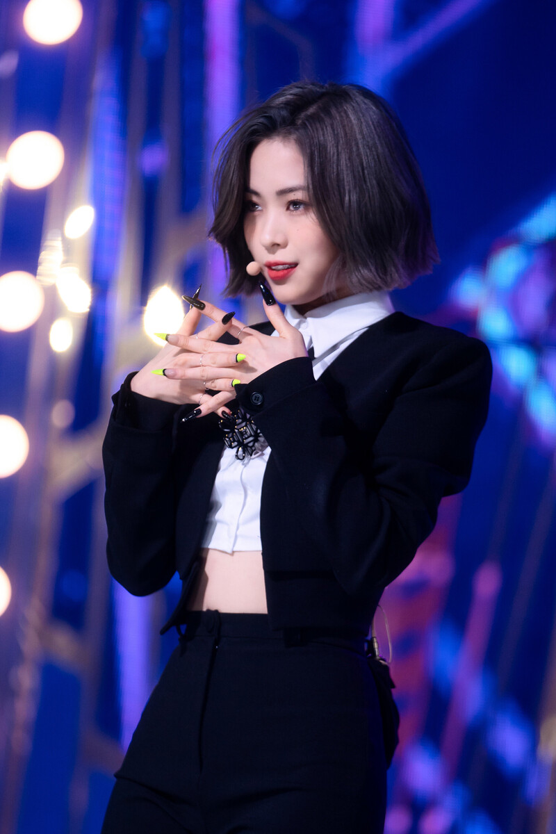 221204 ITZY Ryujin - 'Cheshire' at Inkigayo documents 4