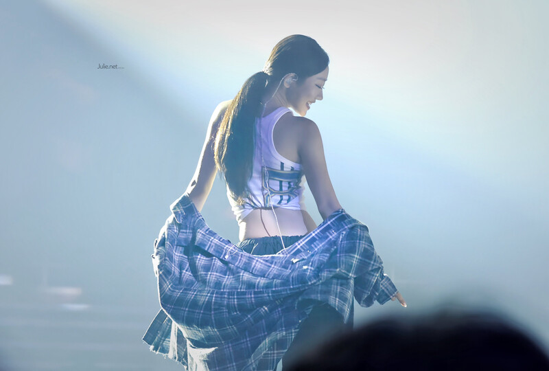 241026 KISS OF LIFE Julie - 1st World Tour 'KISS ROAD' in Seoul Day 1 documents 1