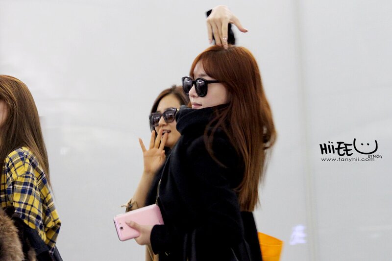 131110 Girls' Generation Tiffany at Hong Kong Airport documents 2