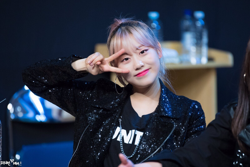 180428 Weki Meki Lua at Daejeon Fansign documents 1