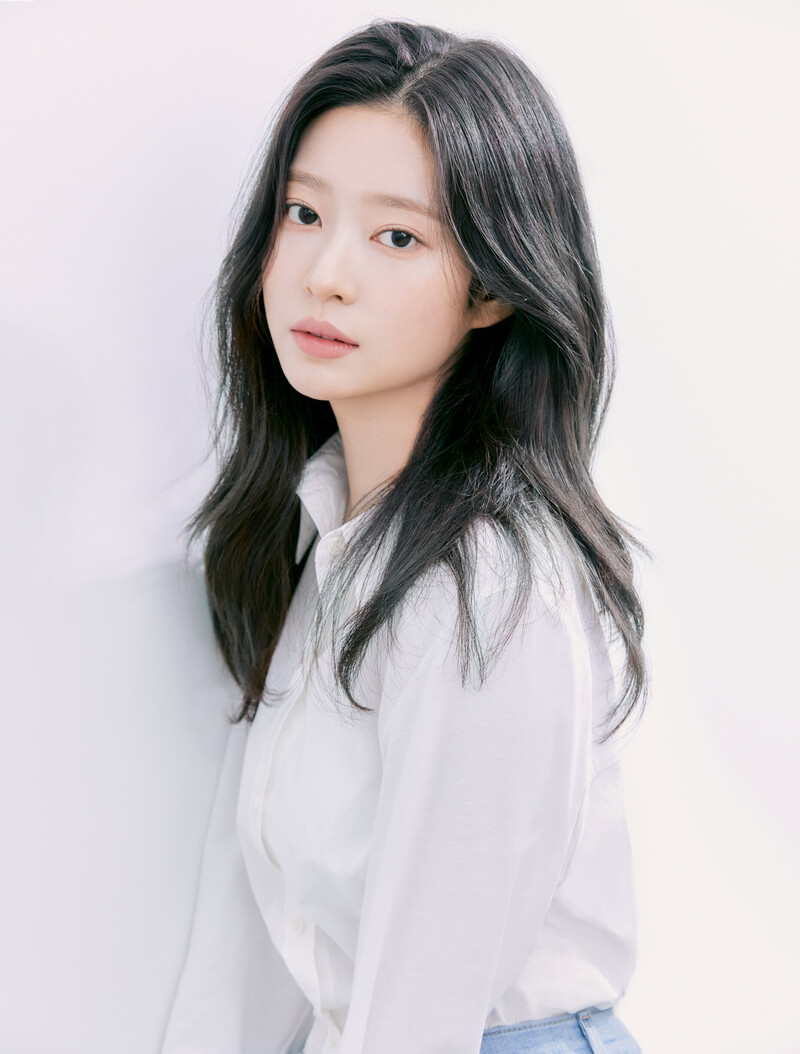 Kim Minju 2021 Profile Photos documents 1