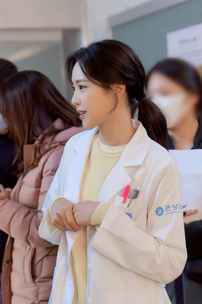 220102 YG Stage Naver Post - Naeun - 'Ghost Doctor' Behind documents 10