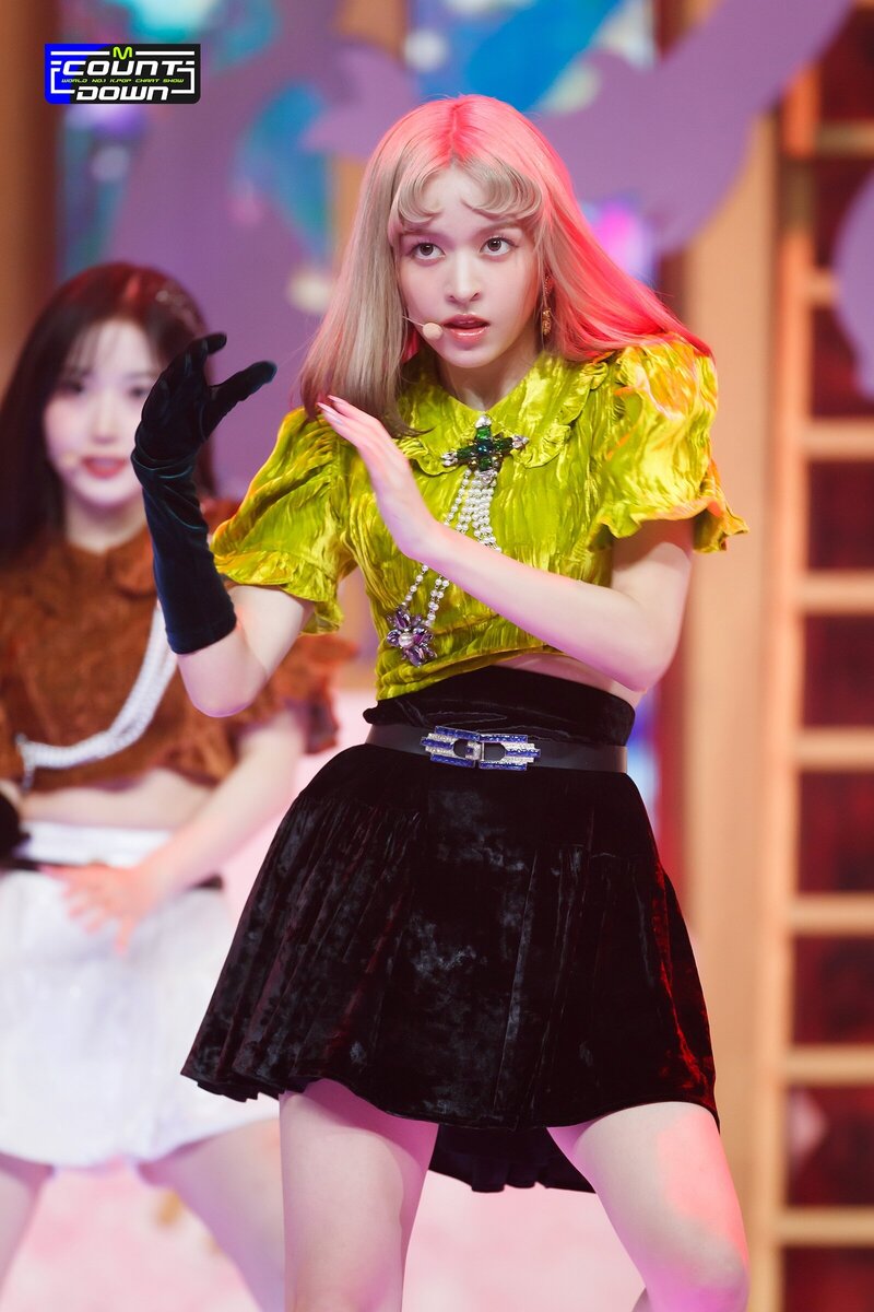 220922 NMIXX Lily - 'DICE' & 'COOL (Your rainbow)' at M COUNTDOWN documents 5