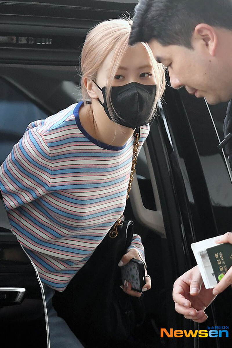 230603 ROSÉ at the Gimpo Airport documents 2