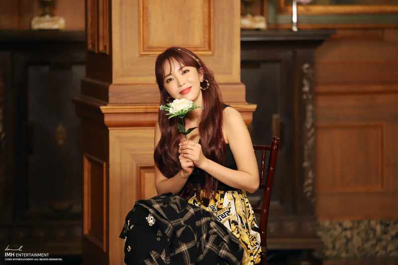 200406 IMH Entertainment Naver Update - Hong Jin Young's "Love Is Like A Petal" M/V Behind documents 8