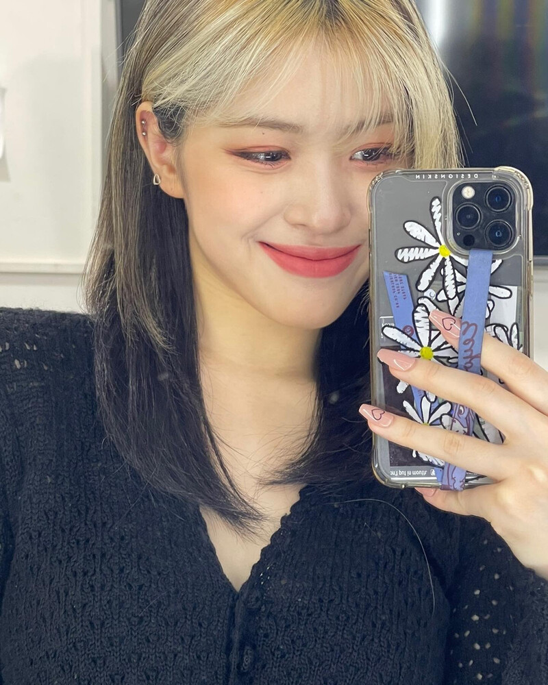 211008 ITZY Instagram Update - Ryujin documents 1