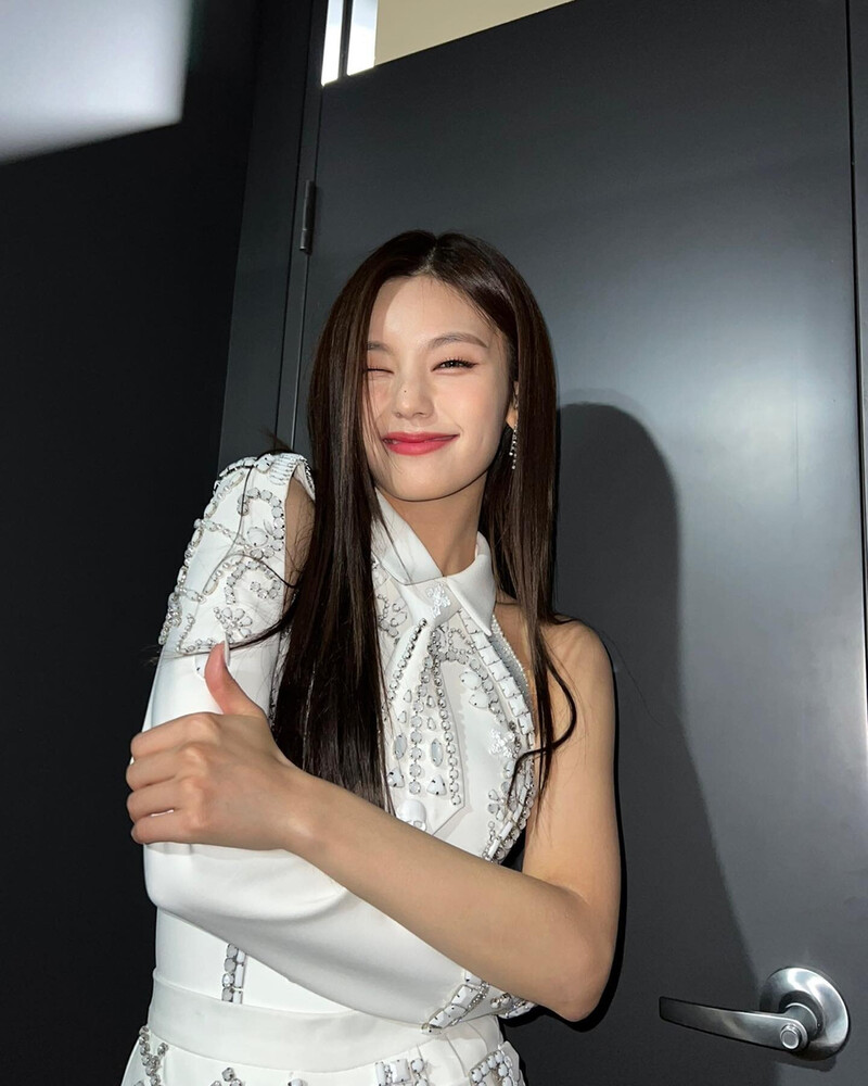 221008 ITZY Instagram Update - Yeji - The Fact Music Awards documents 6